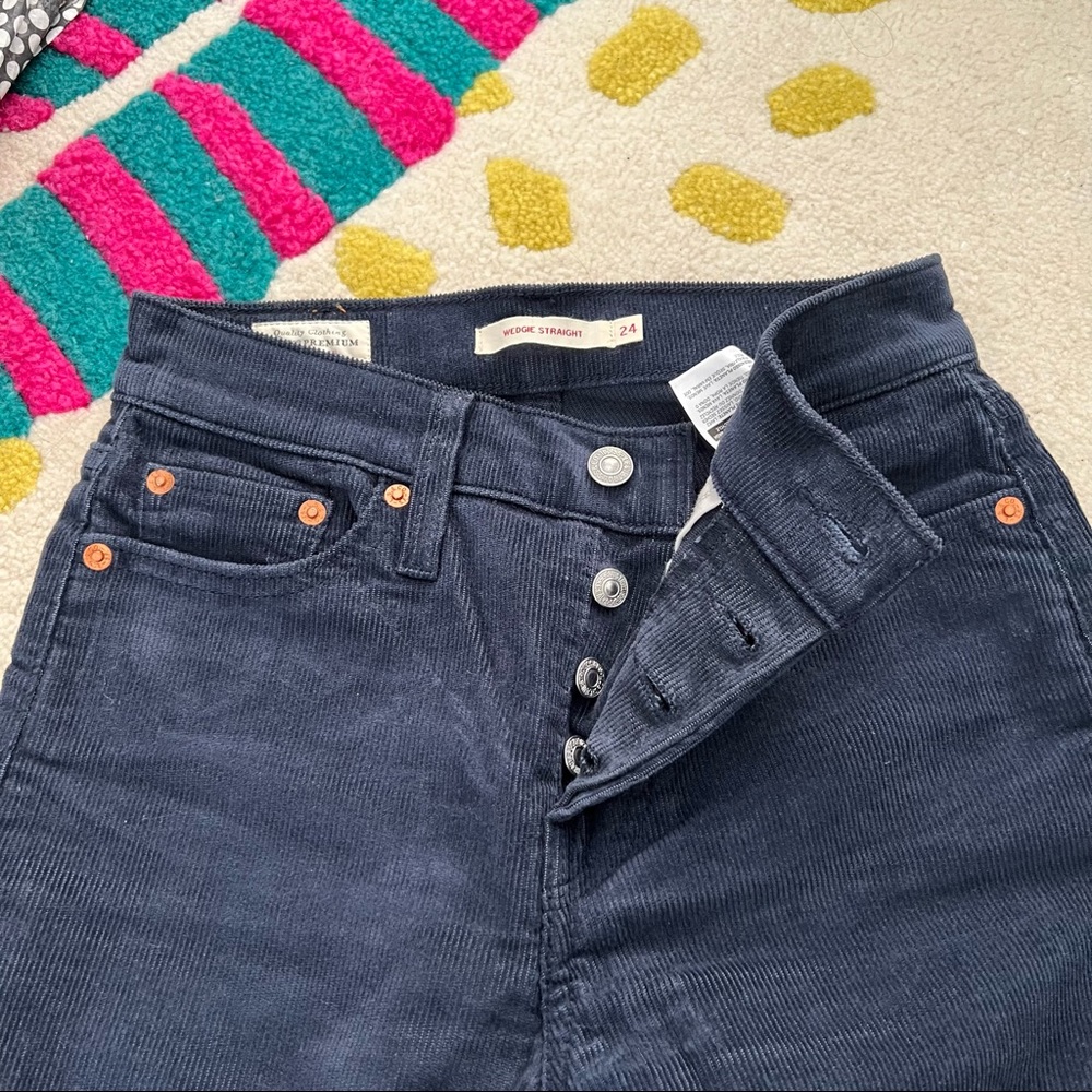 Levi’s wedgie straight corduroy in navy, size 24